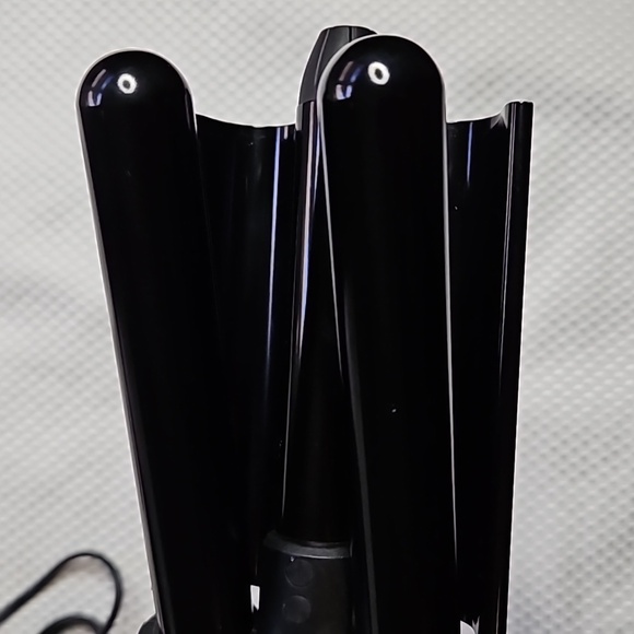 COPY - AMIKA HIGH TIDE DEEP  BEACH WAVER 3 BARREL CURLING IRON - Picture 3 of 10